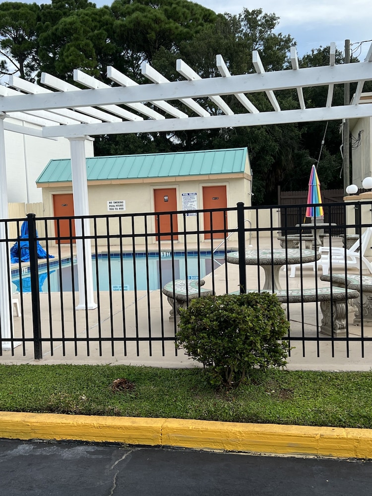 holiday lodge and suites fort walton beach