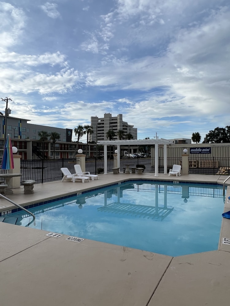 holiday lodge and suites fort walton beach