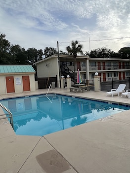 holiday lodge and suites fort walton beach