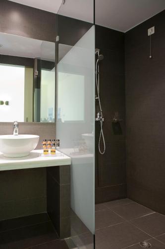 athens center square hotel