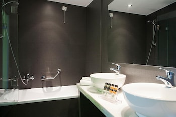athens center square hotel