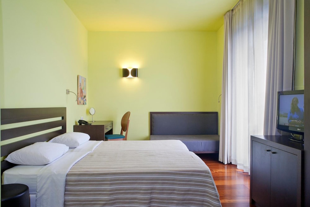 athens center square hotel