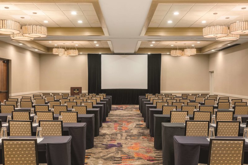 embassy suites by hilton orlando international dr icon park