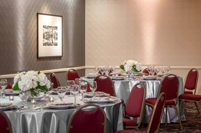 doubletree suites by hilton minneapolis downtown