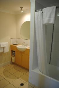 Bay Village Tropical Retreat & Apartments,Cairns North>>Cairns,4 star