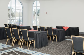 Holiday Inn Express & Suites Columbia-Fort Jackson By Ihg,Columbia Metropolitan Airport>>Columbia,3 star