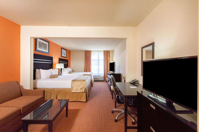 la quinta inn and suites by wyndham tulsa midtown