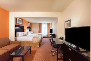 la quinta inn and suites by wyndham tulsa midtown