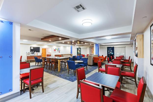 holiday inn express and suites tulsa s broken arro
