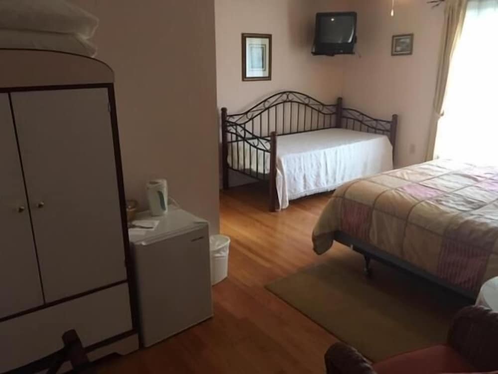 four creeks bed and breakfast