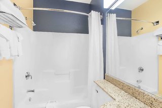 microtel inn and suites by wyndham chili rochester airport