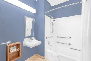 microtel inn and suites by wyndham chili rochester airport