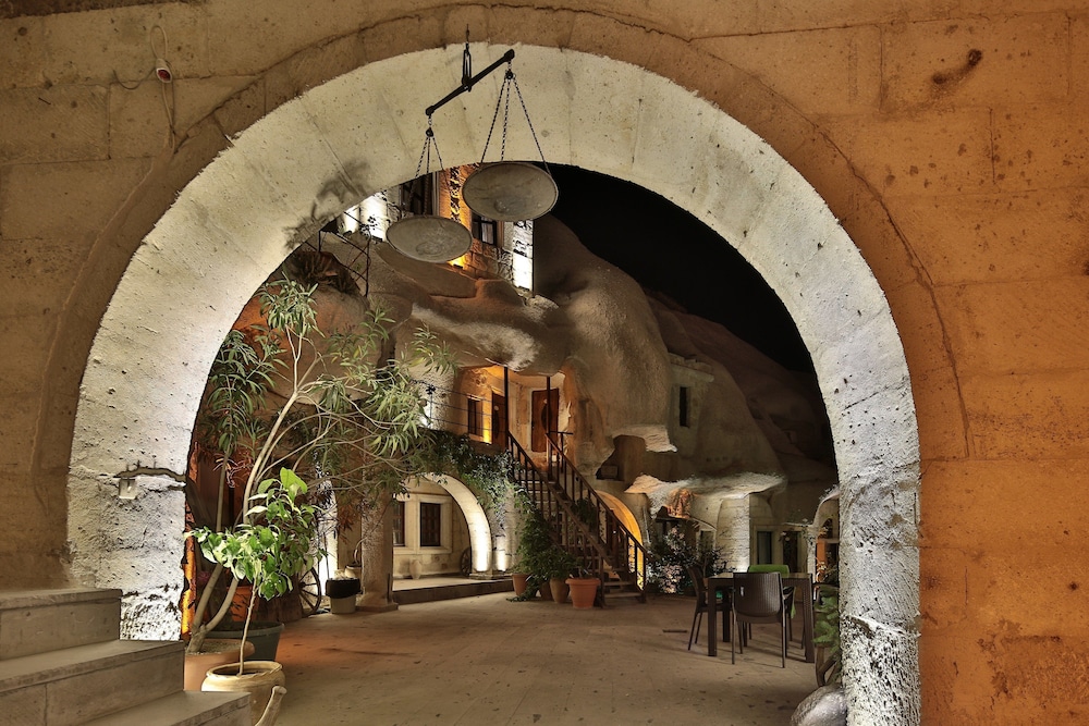 shoestring cave house