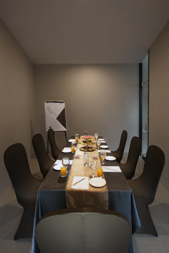 oak tree urban jakarta