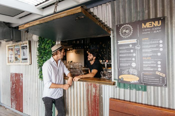 nomads noosa backpackers hostel