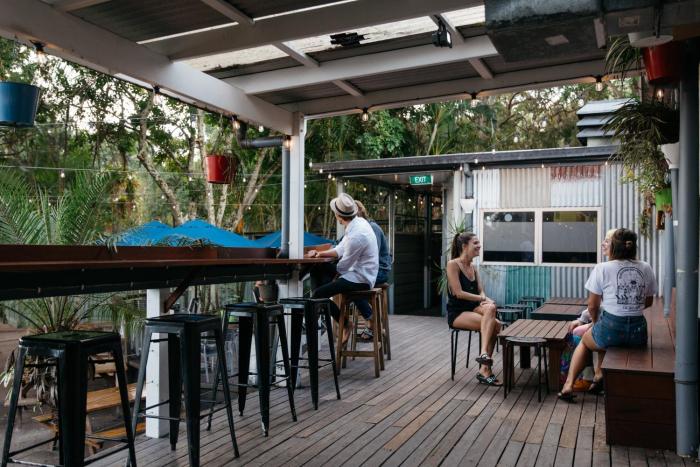 nomads noosa backpackers hostel