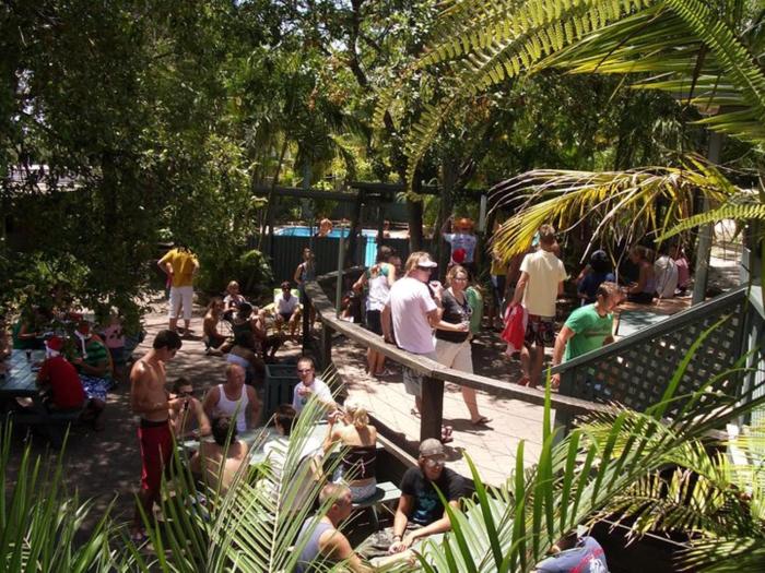 nomads noosa backpackers hostel