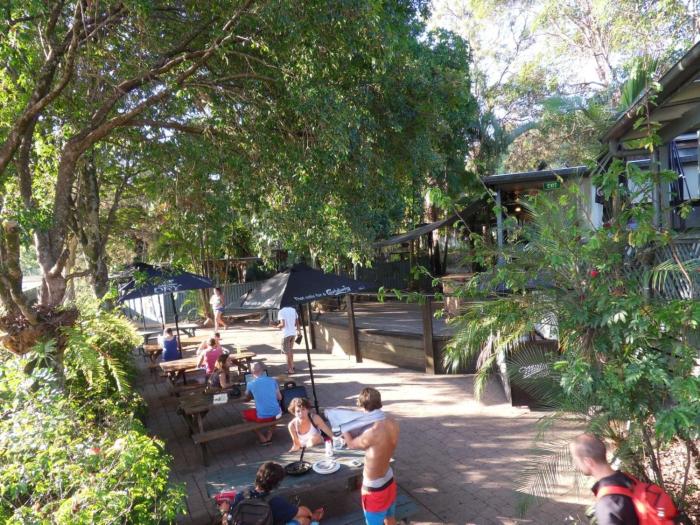 nomads noosa backpackers hostel