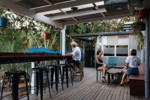 nomads noosa backpackers hostel