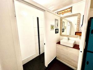 nomads noosa backpackers hostel