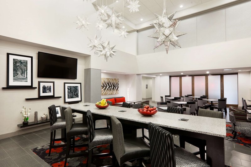 hampton inn and suites roanoke airport