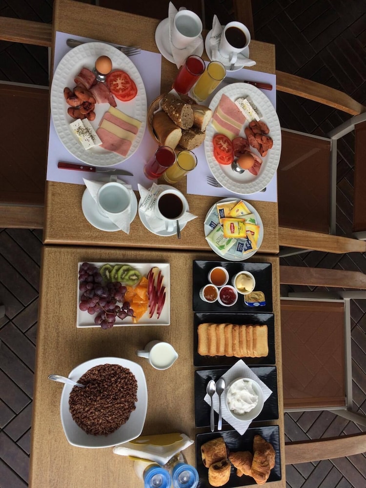 bella vista hotel by checkin