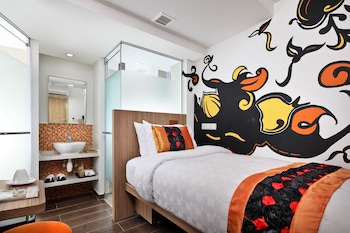 hotel clover the arts