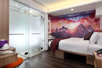 hotel clover the arts