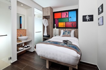 hotel clover the arts