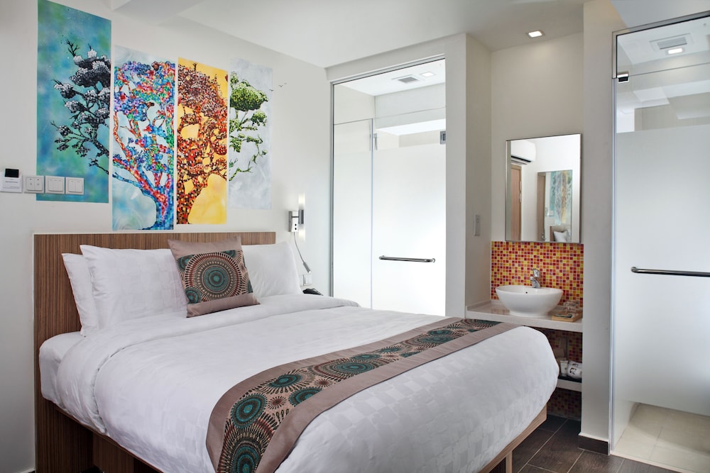 hotel clover the arts