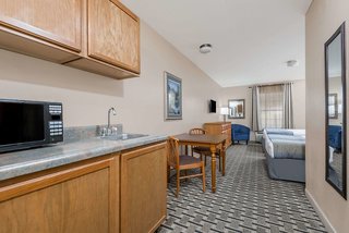 days inn and suites by wyndham sellersburg
