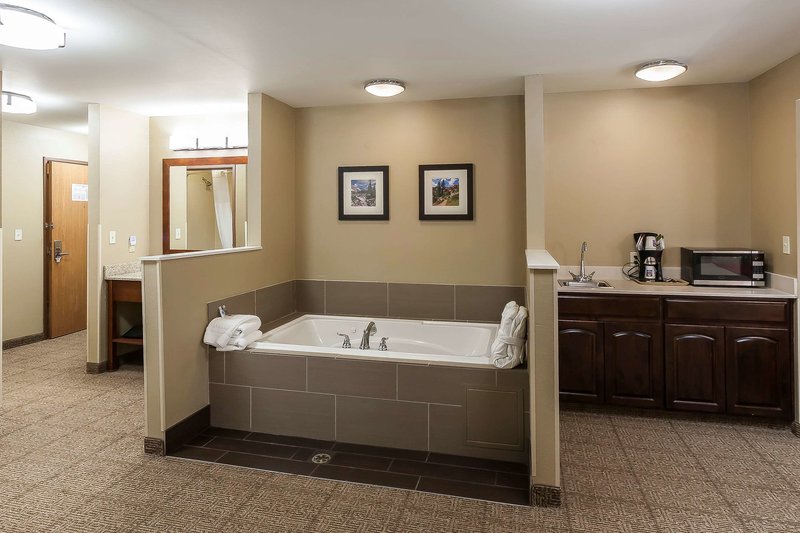 comfort inn and suites near university of wyoming