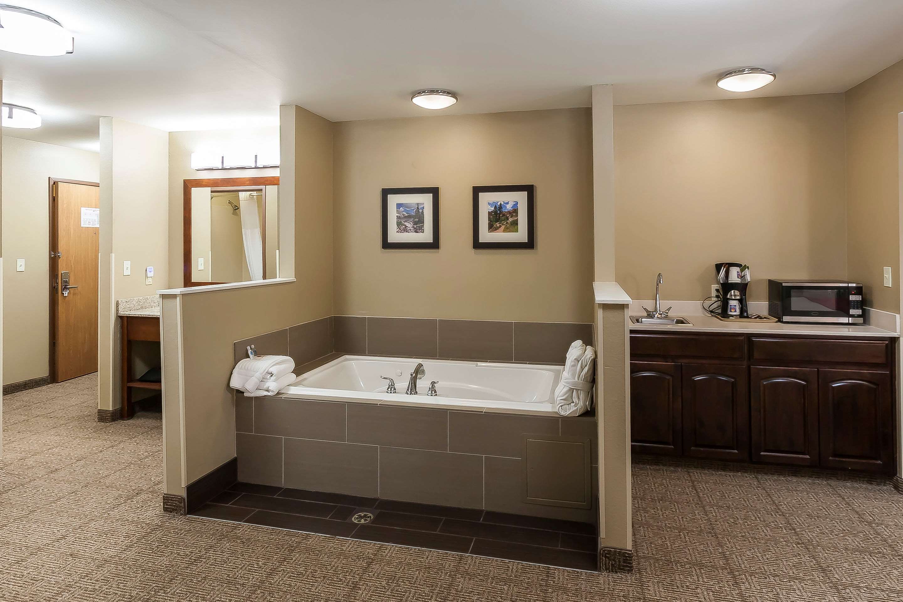 comfort inn and suites near university of wyoming