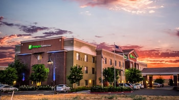 Holiday Inn Express Hotel & Suites Lincoln By Ihg,Roseville>>Lincoln,3 star