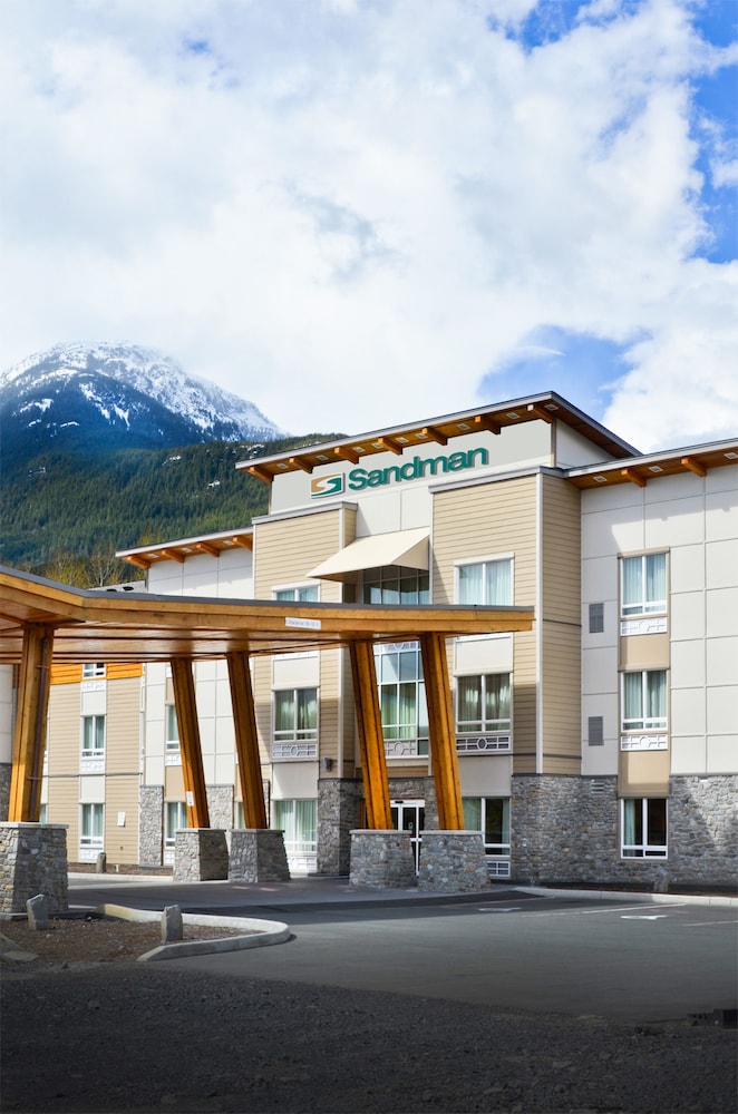 sandman hotel and suites squamish