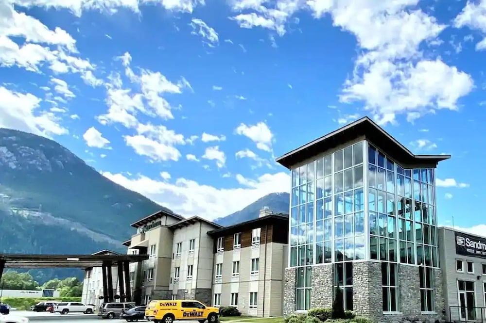 sandman hotel and suites squamish