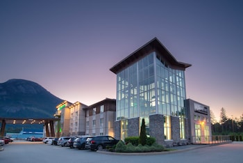 sandman hotel and suites squamish