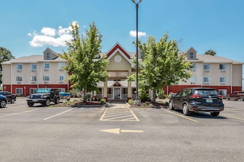 econo lodge inn and suites