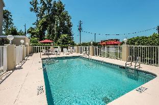 Econo Lodge Inn And Suites,In The City Center,3 star
