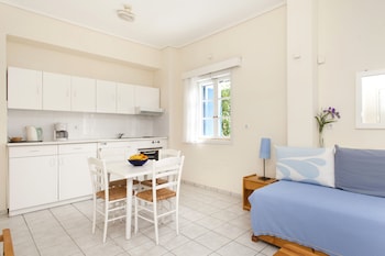 Daphne's Club Hotel Apartments,Peloponnese>>Corinth,2 star