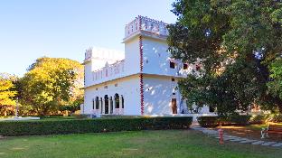 Bijay Niwas Palace Hotel,Near St. Paul School,3 star