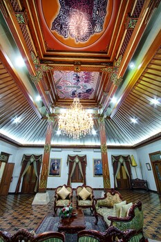 kusuma sahid prince hotel