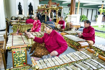 kusuma sahid prince hotel