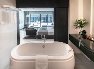 s ratchada leisure hotel