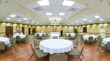 holiday inn express and suites millington by ihg