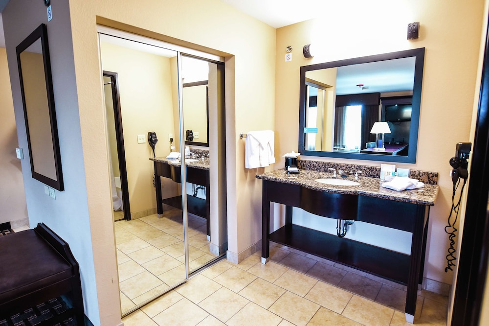 hampton inn and suites pine bluff