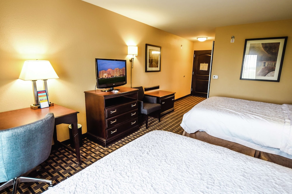 hampton inn and suites pine bluff