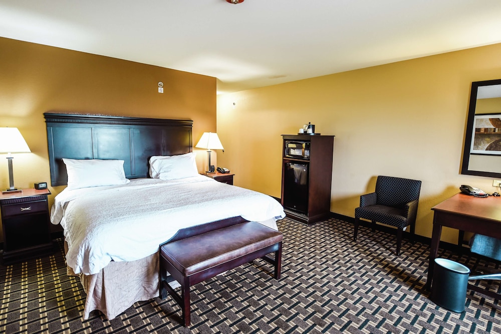 hampton inn and suites pine bluff