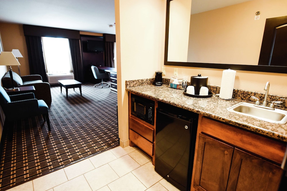 hampton inn and suites pine bluff