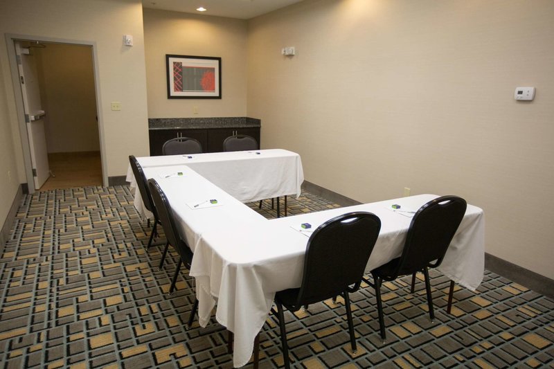 hampton inn and suites oklahoma city airport